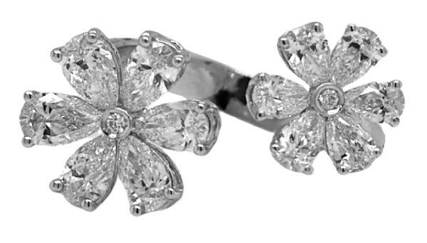 18KT WHITE GOLD PEARSHAPE AND ROUND DIAMOND FLOWER RING